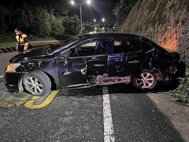 新北26岁陈姓男子在今(28)日凌晨1时许驾车，载另外4名友人到石门吃肉粽，结果沿淡金公路要开回淡水时，行经三芝途中疑似因下雨打滑，先失控撞上路旁山壁再撞上中央分隔岛，所幸5人皆无生命危险。(黄敬文翻摄)