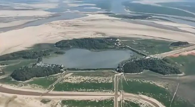 中国最大淡水湖鄱阳湖再受乾旱衝击，延续去年旱情，日前再次跌破极枯水位线。（图／看看新闻视频截图）