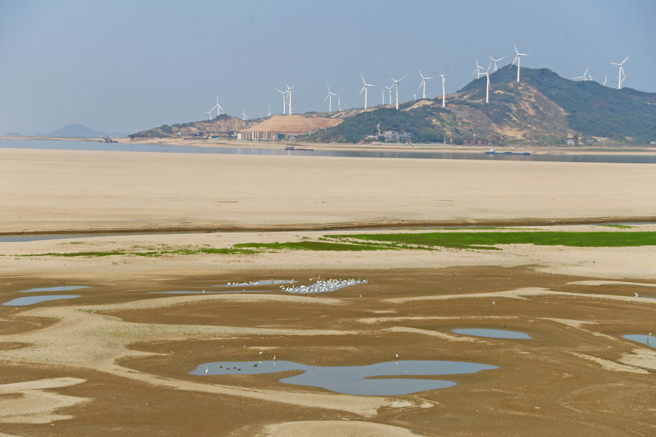 去年乾旱天气让中国第一大淡水湖鄱阳湖的水域面积创下了歷史新低，缩小8成，部分河段甚至乾涸（图），水位跌破70多年来最低的7.1米。（图／中新社）