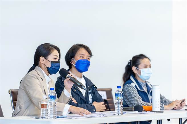 市长高虹安（左）承诺全面检讨学区画分、以「就近入学」作为学区重划原则。（新竹市政府提供／陈育贤新竹传真）