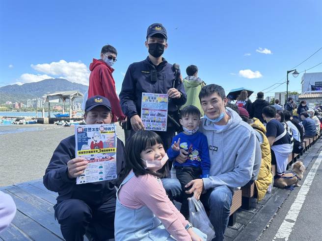 诈骗手法日新月异，芦洲警分局为加强反诈骗宣导，不仅228连假最后一日前往热门景点展开防诈宣导，还跟直播拍卖主合作透过网路进行宣导。(黄敬文翻摄)