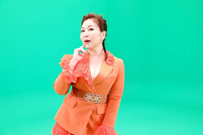 张秀卿日前拍摄新歌MV，开心大秀事业线。（豪记唱片提供）