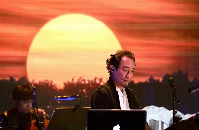 锺兴民十分享受现场的音乐氛围。（果核音乐提供）