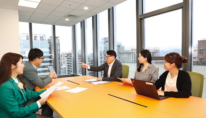 玉山银行携手全家便利商店推出加盟主永续绩效连结贷款「全家加盟圆梦贷」。图／玉山提供