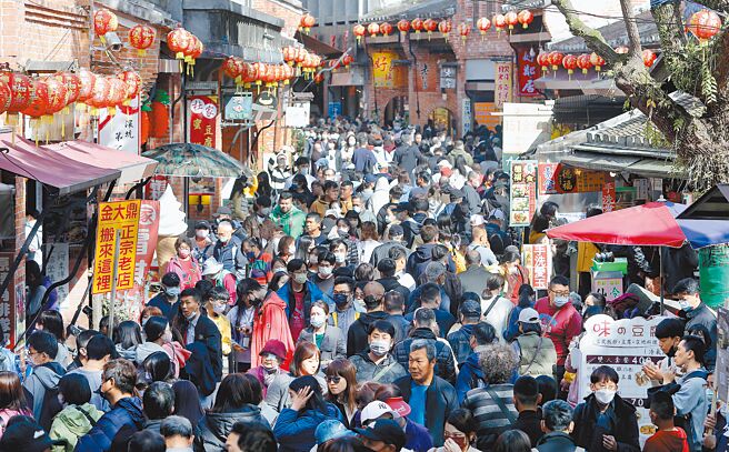 立委拟提法案增加国假天数。图为228连续假期第3天天气转暖，深坑地区涌入满满逛街享用美食的人潮，将深坑老街挤得水泄不通。（季志翔摄）