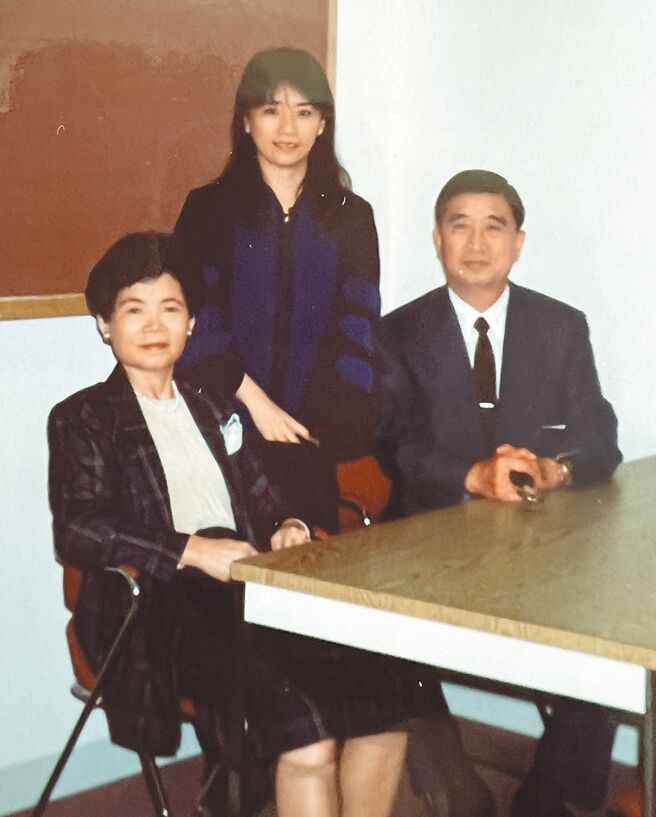 国民党立委李贵敏及其双亲，左起黄鹤美、李贵敏、李凤洲。（李贵敏提供）