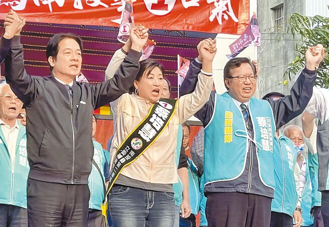 民进党主席、副总统赖清德（左）与行政院副院长郑文灿（右）27日在南投县合体，为立委补选候选人蔡培慧（中）辅选。（杨静茹摄）
