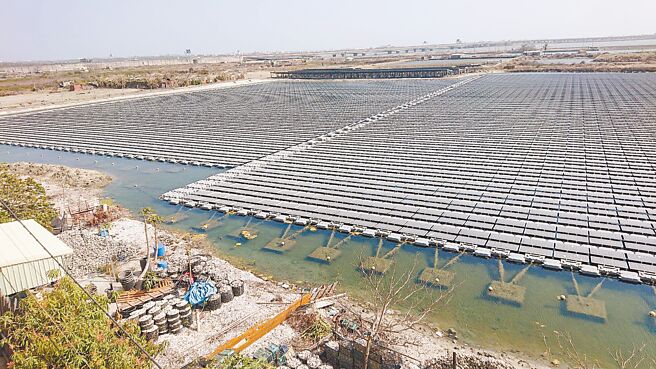 大量光电板紧邻台南市北门区芦竹沟村庄。（程炳璋摄）