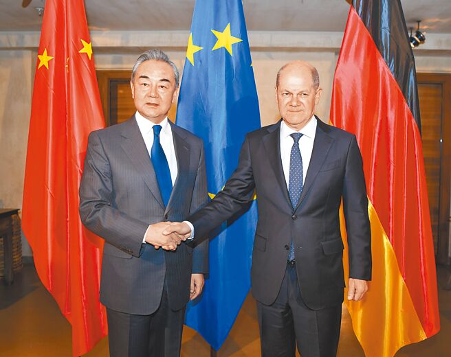 中国外交部发布了《全球安全倡议概念文件》，《文件》阐释了中国对全球安全困境的看法，表述了中国立场，引起世界高度关注。图为王毅与德国总理萧兹会面。（新华社）