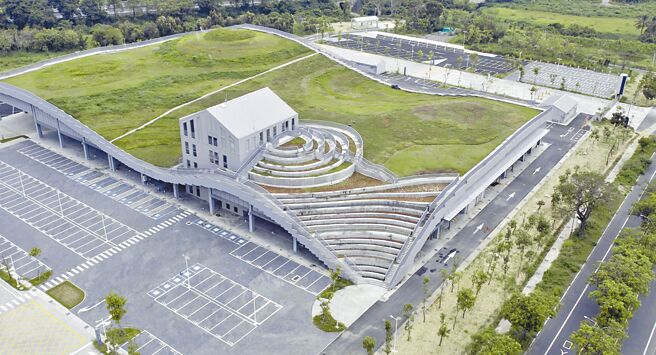 外型十分吸睛的台南新化果菜市场，被誉为「全台最美的果菜市场」。（市府提供／洪荣志台南传真）