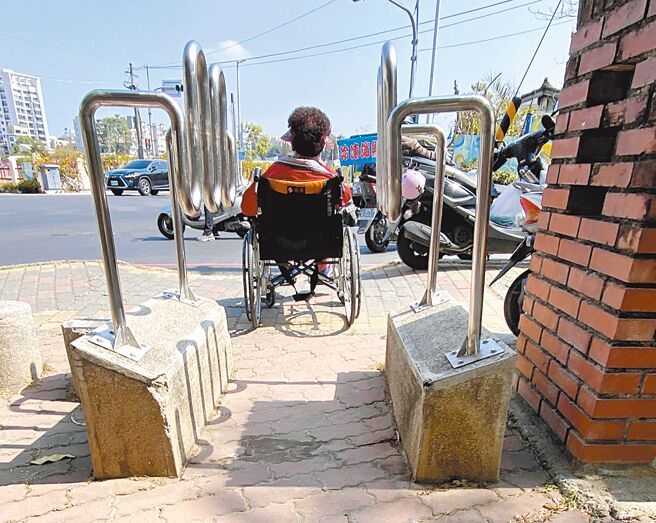 嘉義市民投訴，嘉義公園往嘉義樹木園民權路側的無障礙通道地面高低差，輪椅推行及通行欄杆不易。（廖素慧攝）