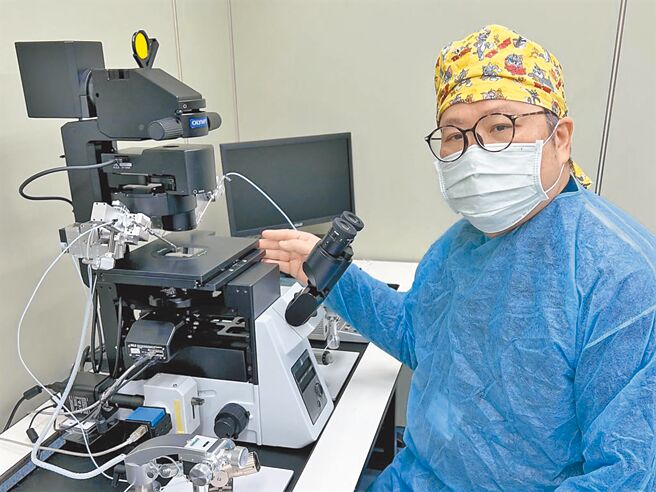 阮综合医院生殖医学中心主任李永全表示，「AI自动精虫分析仪」可助「少精症」（oligospermia）男性对症下药，一圆求子梦。（阮综合医院提供／袁庭尧高雄传真）