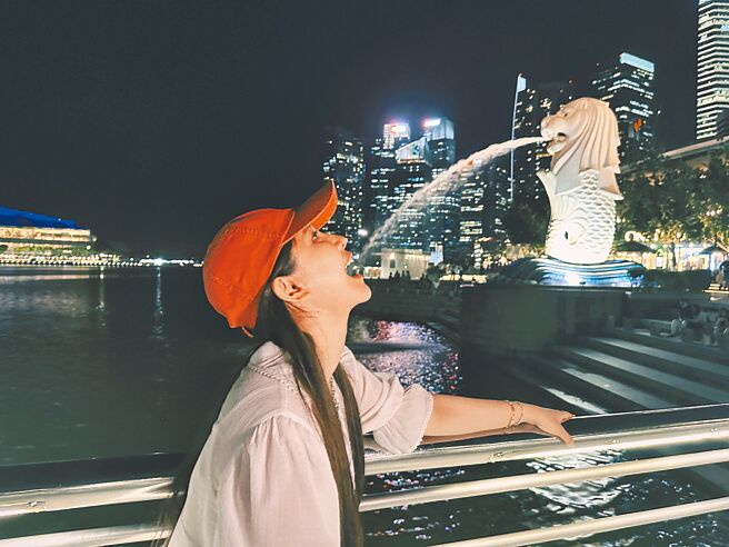 琳誼到新加坡著名景點魚尾獅拍照留念。（相映國際提供）