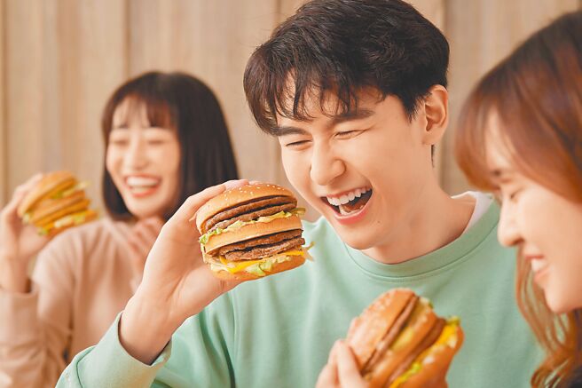 麦当劳现正主打肉量加倍「无敌大麦克」，想成为聚会焦点不妨试试挑战张嘴极限，单点115元、劲脆套餐193元。（麦当劳提供）