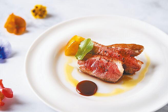 樂葵鐵板燒春季新菜「法式鴨胸苦甜巧克力橙汁醬」，滿園春色的擺盤相當吸睛。（樂葵法式鐵板燒提供）