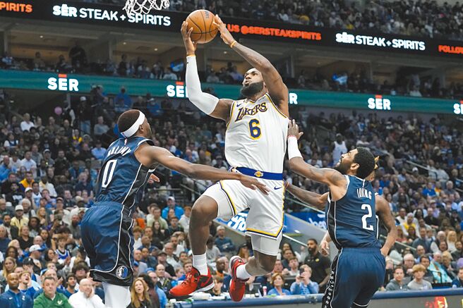 詹姆斯在包夹人群当中突围上篮取分。（美联社）