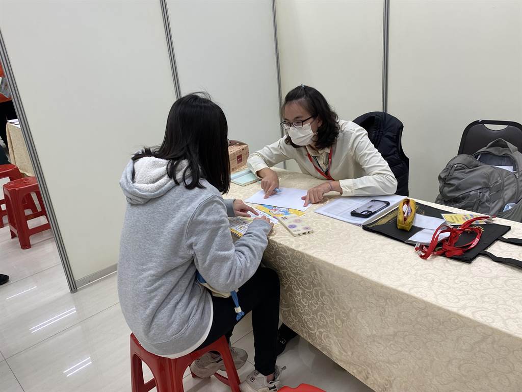 趁學生畢業季前，企業到校園搶人才。（張妍溱攝）