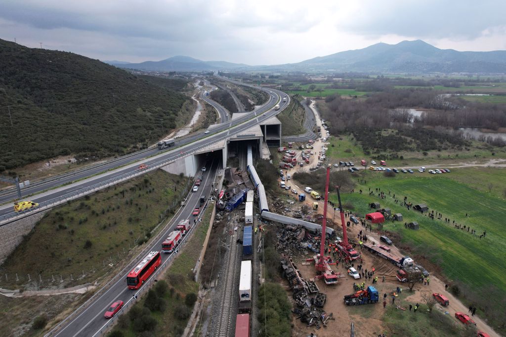 希腊北部两列火车对撞，载客列车前4节车厢出轨，其中2节失火，现场惨不忍睹。（图／路透社）(photo:ChinaTimes)