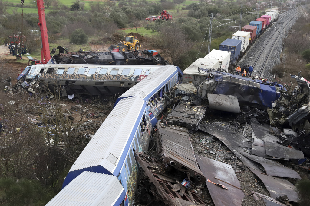 希腊北部两列火车对撞，车头毁损严重，救难单位调派重型机具与消防队员到场救援。事故原因仍待釐清。（图／美联社）(photo:ChinaTimes)