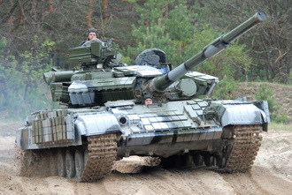 俄羅斯學會了 神風無人機撞毀烏克蘭T-84坦克