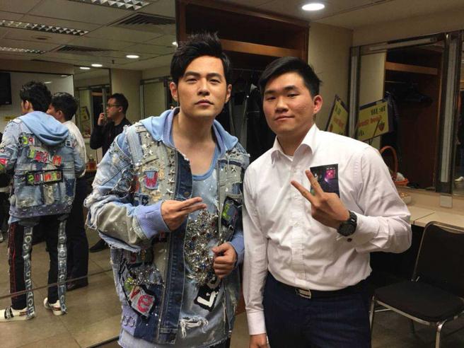 为了取信投资人，姜建丞还曾带着小洁等人进入演唱会后台与周杰伦合照，投资人也因此相信姜家兄弟确有实力而投资。（图／读者提供）