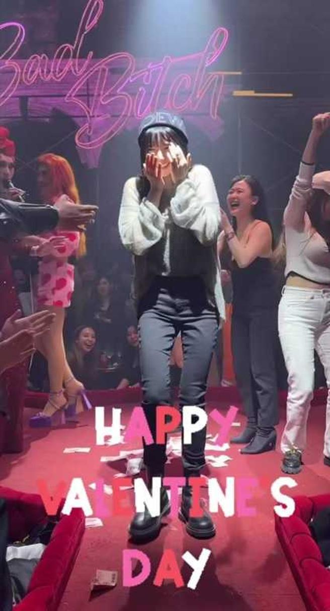 郭雪芙遮脸害羞的模样还被分享在夜店社群影片中。（图／取自该夜店IG）