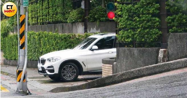 早在2021年本刊曾直击蔡凡熙将自己的百万名车借给郭雪芙的助理来接送她工作，看得出两人关系极好。（图／本刊摄影组）