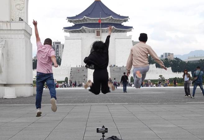 今起天气稳定，不过受东北季风影响，早晚仍偏冷。（黄子明摄）