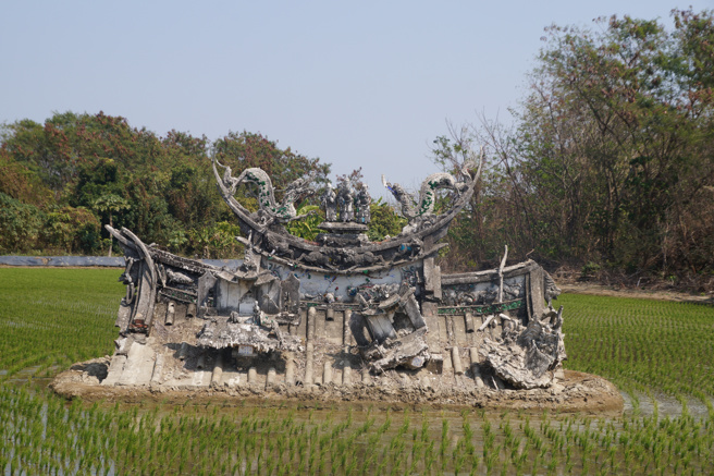 网友在某处田中发现一座庙的屋顶，雕刻与彩砖都已成斑驳；有网友认出该庙就是位在嘉义六脚乡的「五福宫」，建于清朝1825年。（詹学强拍摄）