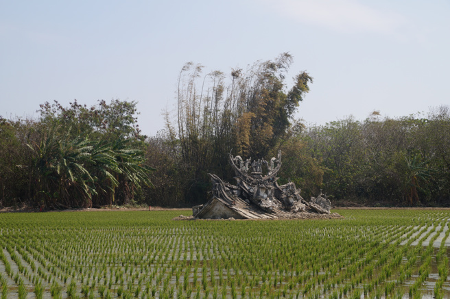 网友在某处田中发现一座庙的屋顶，雕刻与彩砖都已成斑驳；有网友认出该庙就是位在嘉义六脚乡的「五福宫」，建于清朝1825年。（詹学强拍摄）