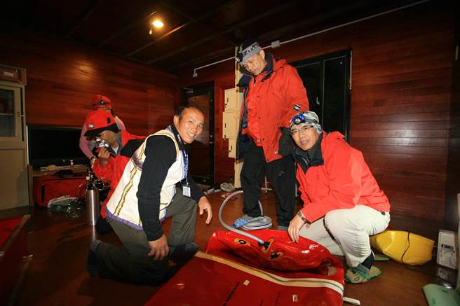 玉山医疗队以加压舱，救治高山症患者。（竹山秀传医院提供／廖志晃南投传真）