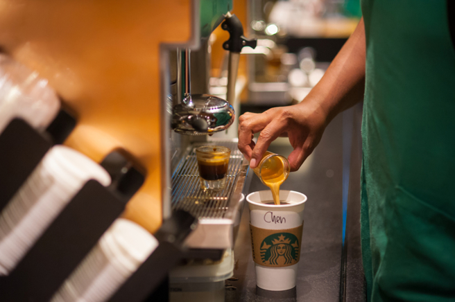 今天開工了，為了讓上班族不憂鬱，星巴克和4大超商都祭出咖啡優惠活動。（示意圖／Shutterstock）