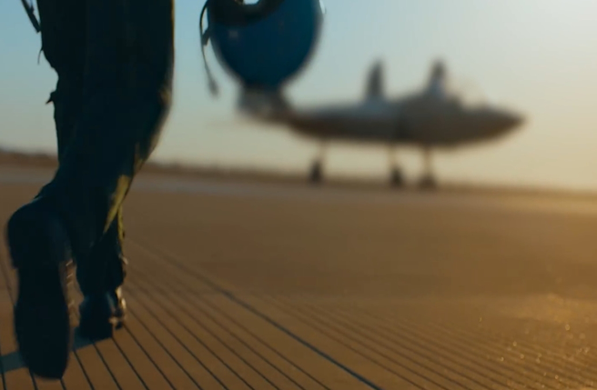 中方海军在招飞宣传片中，首度秀出经过模糊处理的隐形舰载战机。（中国海军）