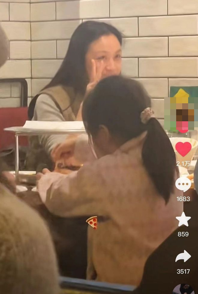 湯唯見路人拍照擺出V手勢。（圖／取自網易娛樂）