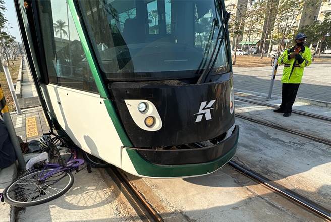 自行车犬卷入车底。（翻摄照片／高雄洪靖宜传真）