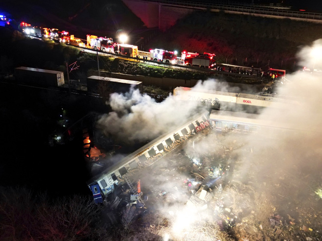 1日凌晨，2辆火车在希腊中部拉瑞沙（Larissa）地区附近相撞，导致数节车厢出轨、起火，现场浓烟密布。（图／美联社）
