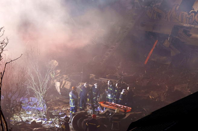 1日凌晨，2辆火车在希腊中部拉瑞沙（Larissa）地区附近相撞，导致数节车厢出轨、起火，现场浓烟密布。（图／路透社）