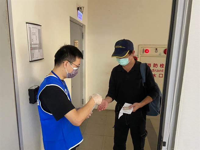 报考航海人员测验的考生，进入试场前须先进行酒精消毒。（航港局提供）