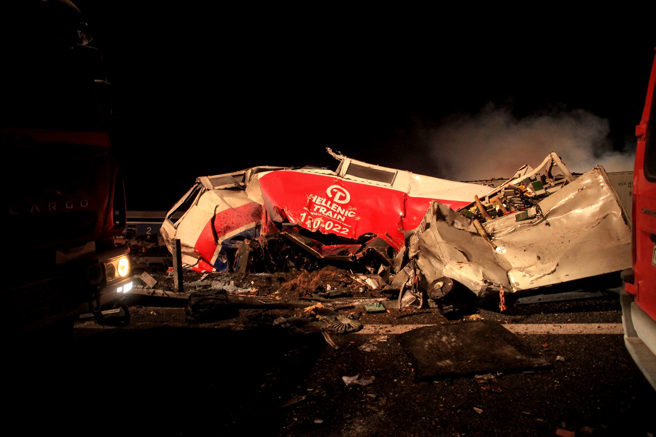 1日凌晨，2辆火车在希腊中部拉瑞沙（Larissa）地区附近相撞，导致数节车厢出轨、起火，车头全毁。（图／路透社）