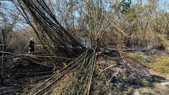 崙背乡草湖村堤防防风林同一地点自昨日（2月28日）到今（3月1日）连续发生4起杂草火灾，云林县消防局崙背消防分队警义消疲于奔命，迄今累计出动9辆消防车、警义消35人灭火，残火处理时间最长3小时。（民眾提供）