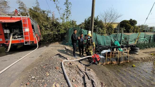 民眾提供井水灭火。（周丽兰摄）