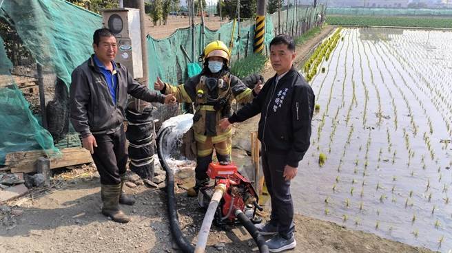 义消副大队长、云林县议员李明哲（右）前往协助。（周丽兰摄）