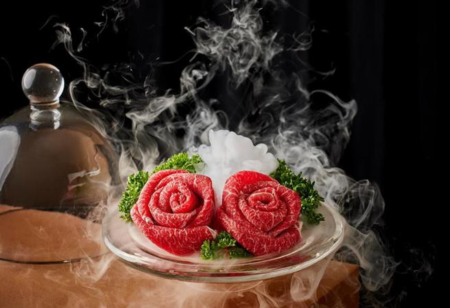 （王品和牛麻辣鍋「嚮辣」搶3月「女王節」商機，女性攜伴同行兩人以上點和牛無限嚮套餐，並出示活動頁面，即贈「女王限定和牛玫瑰花」一份。圖／王品集團提供）