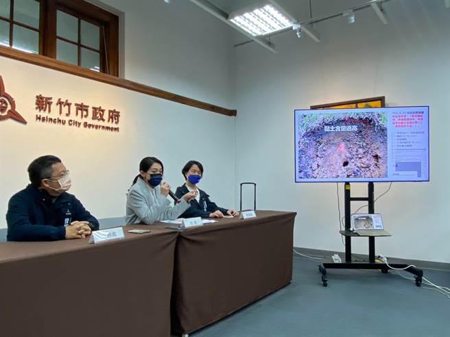 新竹市长高虹安（中）续查新竹棒球场大秘宝，其中针对公务人员的行政疏失，高虹安1日直接点名目前层级最高的是前市府工务处长、现任内政部次长吴堂安。（陈育贤摄）