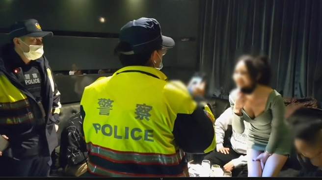 1名上围丰腴酒店妹，立马弯腰看镜头，超凶令人不敢直视。（读者提供／张妍溱台中传真）