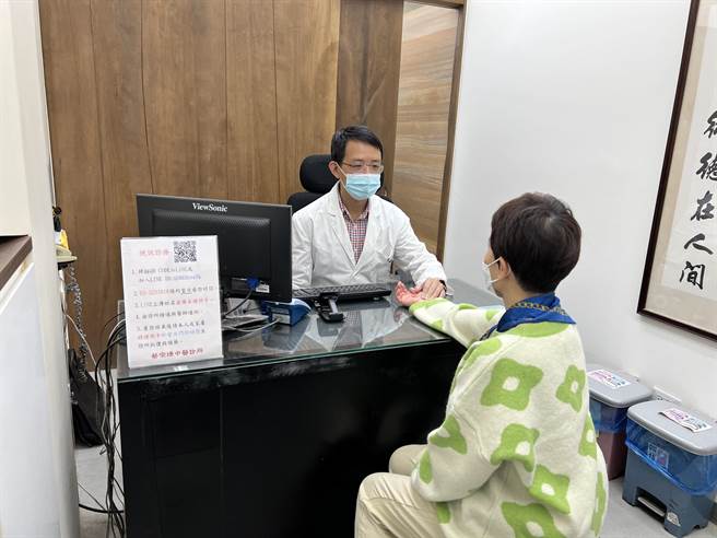 中医师蔡宗璟指出，中医会针对病患体质、疾病状态、严重程度等，设计专属的处方为患者治疗，让患者能在最短时间内恢復。（王惠慧摄）