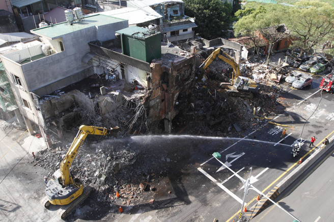 2011年造成4死38伤的新北市五股新兴堂香铺爆炸案，受害者提告索赔，最高法院认定桃园市消防局未依法检查、清点没入烟火，怠于执行职务，判决连带赔偿确定。 图为「新兴堂」香铺爆炸现场，新北市政府事后进行拆除毁损房屋工程。（本报资料照片）