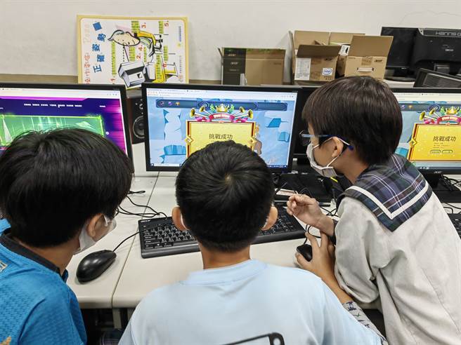国小学生参与竞赛校园公测。（新北市卫生局提供）