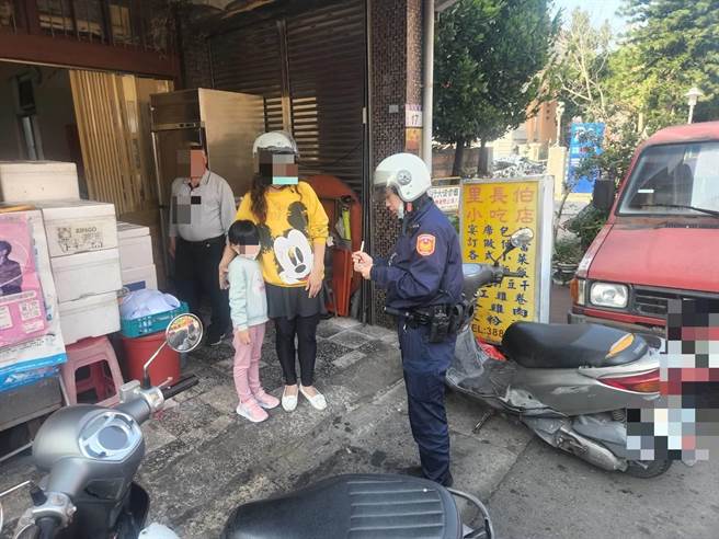 5岁女童走失放声大哭 员警靠「黄色米奇」半小时内顺利找到妈妈。(警方提供／吕筱蝉桃园传真)