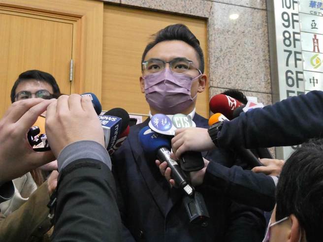 南投第二选区立委补选倒数，近日南投街头却挂满印有民主进步党字样的攻击国民党立委候选人林明溱布条。国民党文传会主委洪孟楷今批，民进党没能力帮蔡培慧助选，争取选民认同，就抹黑攻击林，这样的行为民进党主席赖清德认同？（周志豪摄）